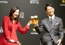 今度は「大人トレイン」 黒ラベル50周年へ新コミュニケーション サッポロビール 乾杯する吉高由里子さんと妻夫木聡さん
