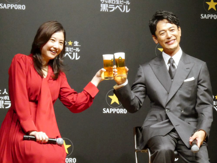 乾杯する吉高由里子さんと妻夫木聡さん