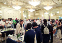 秋田屋が展示商談会 酒類取り巻く変化と多様化に対応 260社出展 熱心に話を聞き、商品を吟味する来場者