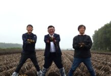 カルビーポテト社「じゃがいも収穫式2026」 ポテトチップスなど加工用の品質・収穫量ともに期待感 田崎社長らが所見 カルビーポテト社の田崎一也社長(中央)、カルビーポテト社川西支所の駒形康文支所長(左)、帯広市川西加工馬鈴薯生産組合の佐藤智史組合長(右)