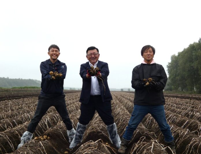 カルビーポテト社の田崎一也社長（中央）、カルビーポテト社川西支所の駒形康文支所長（左）、帯広市川西加工馬鈴薯生産組合の佐藤智史組合長（右）