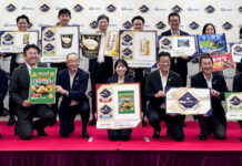 新進「ゆず香るぽん酢おろし」新商品グランプリでW受賞 常温化で売場拡大へ 「トレンド賞」の壇上に立つ新進の松浦隆康企画開発本部長(後列中央)