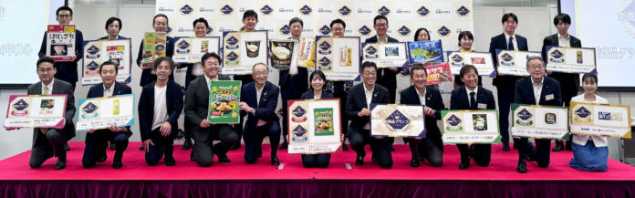 「トレンド賞」の壇上に立つ新進の松浦隆康企画開発本部長（後列中央）