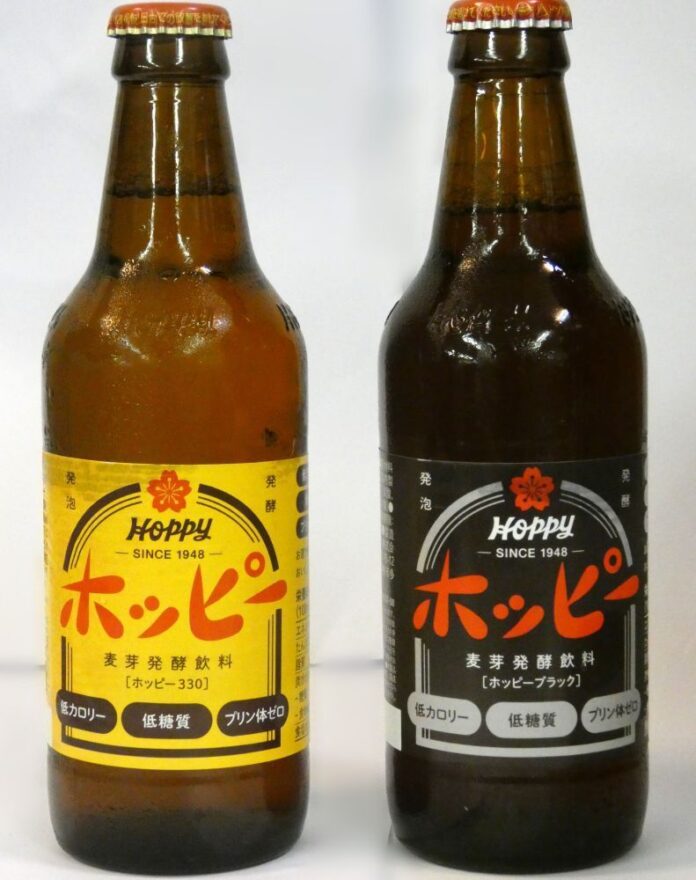 左からリニューアルした「ホッピー330」と「ホッピーブラック」