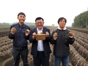 「じゃがいも収穫式2026」でカルビーポテト社の田崎一也社長（中央）、カルビーポテト社川西支所の駒形康文支所長（左）、帯広市川西加工馬鈴薯生産組合の佐藤智史組合長（右）