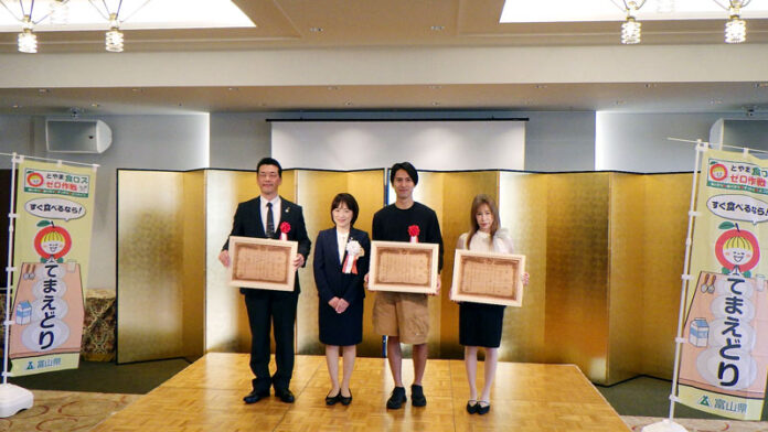 かね七の金盛哲也常務（左端）ら。10月6日の表彰式で