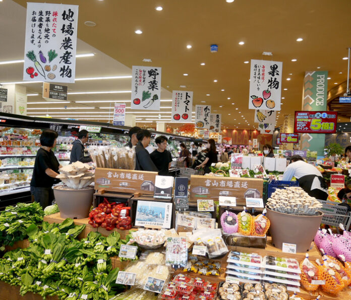 隣接する市場の地場野菜が並ぶ