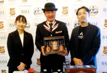 鎌倉の3社がコラボ ハムとビールの限定セット 収益一部を風致保存活動に寄付 鎌倉ハム富岡商会の白鳥真美江社長㊧ら(9月25日、英国アンティーク博物館で)
