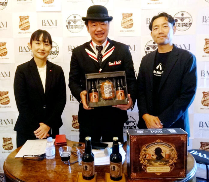 鎌倉ハム富岡商会の白鳥真美江社長㊧ら（9月25日、英国アンティーク博物館で）