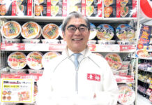 10月29日「凄麺の日」 試食販売に大久保社長 「カップ麺の価値をさらに高める」 大久保慶一社長