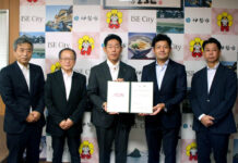 明倫商店街火災に緊急支援金 伊勢市に1000万円寄贈 岡田文化財団 (左から)作道政昭社長、望月俊二事務局長、鈴木健一市長、岡田尚也執行役、大杉尚裕支社長