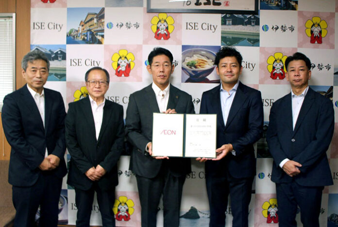 （左から）作道政昭社長、望月俊二事務局長、鈴木健一市長、岡田尚也執行役、大杉尚裕支社長