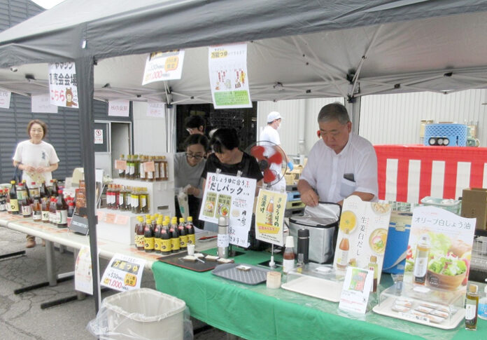 つくりたて「万能つゆ」や新商品のだしパックが並ぶ