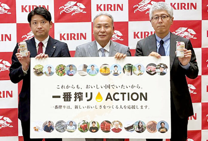 （左から）キリンの佐藤洋介氏、JAの江口秀二氏、吉﨑成洋工場長