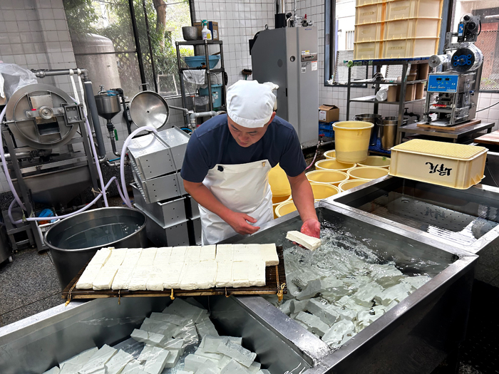 一つ一つ手作りされる(峰尾豆腐店)