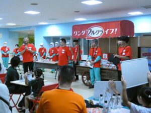 子どもからファンミーティングの意義を問われ回答する野堀和哉コーポレートコミュニケーション本部CX推進部部長（左）