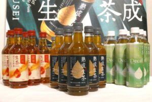 「生茶 熟成」(中央)、「生茶 ほうじ煎茶」(左)、「生茶 カフェインフリー」(右)