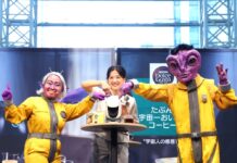 「たぶん、宇宙一おいしいコーヒー」の世界観を芸人のキンタロー。さん招いて体現 「ネスカフェ ドルチェ グスト ネオ」訴求 ネスレ日本飲料事業本部コーヒーシステム&スターバックスCPGビジネス部の山敷千織氏(中央)を囲む宇宙人キャラクター「ヴォーリック」(右)と「ヴォーリック」のモノマネメイクで登場するキンタロー。さん。