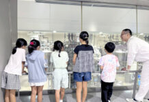 従業員家族の「参観日」 職場理解を促進へフジッコ 工場を見学する子どもたち