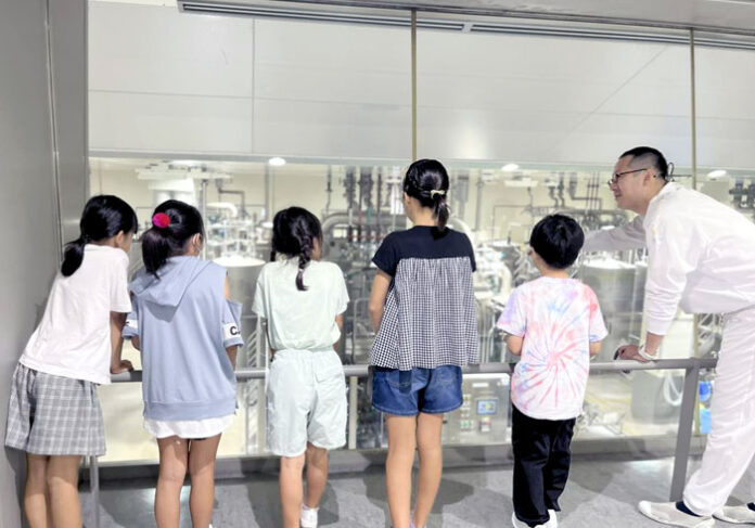 工場を見学する子どもたち