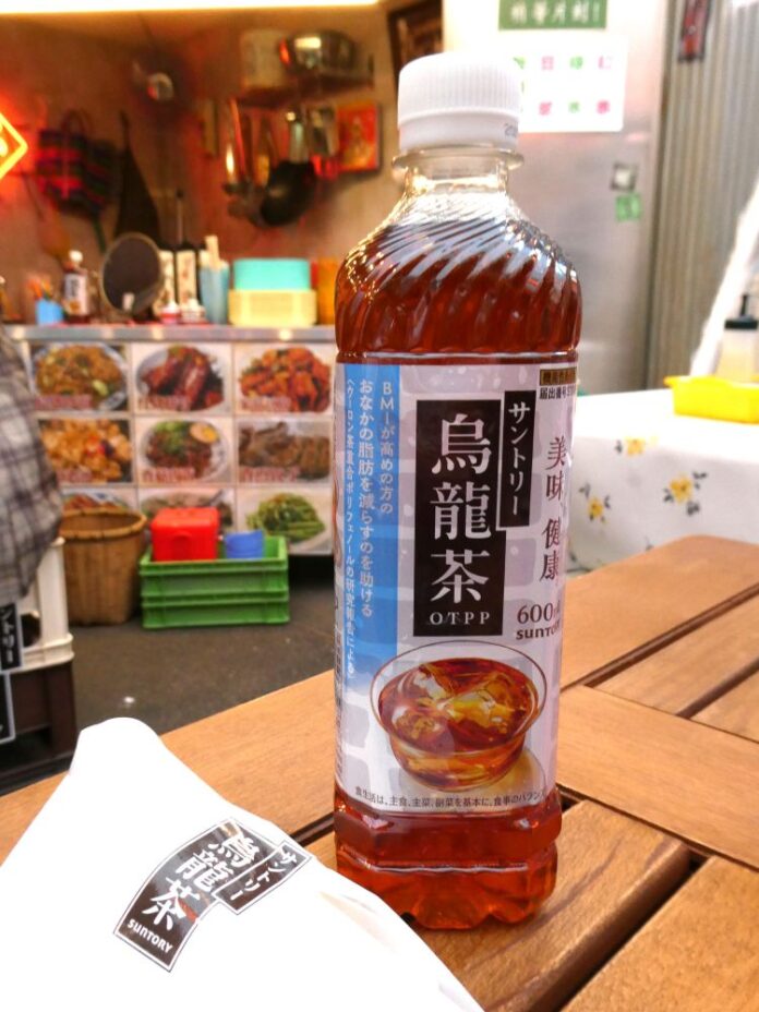 「サントリー烏龍茶」（右）とイベントで購入できる肉まん