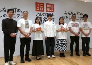 左から記者会見に登壇したユニクロの中村氏、すみだ北斎美術館の澤田氏、ギンビスの小畑氏、てぃ先生、黄金湯店主の新保氏、廣田硝子の廣田氏、やおきんの小野氏