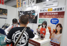 日本紅茶協会 ラーメンの相棒は水だけじゃない! ラーメン後の「さっぱり感」を猛アピール 協会のティーインストラクターがサンプリング
