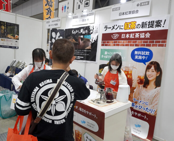 協会のティーインストラクターがサンプリング