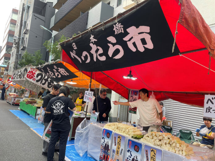 数十軒のべったら店が立ち並ぶ