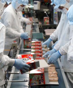 鏡餅の受注は今月が締切。大忙しの製造現場(サトウ食品新発田工場)