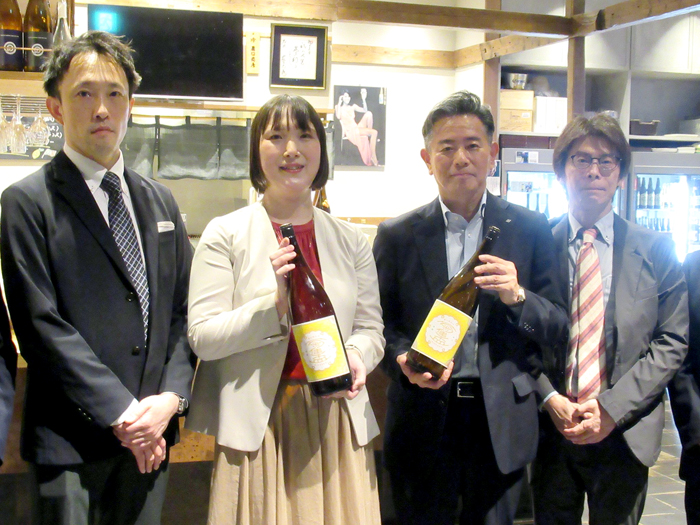 榎本泰幸常務(中央右)、塩見なゆ氏(同左)