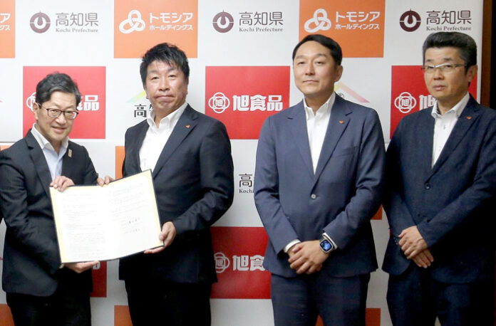 （左から）濱田省司知事、トモシアHD・竹内孝久社長、旭食品・竹内紘之社長