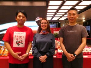 駐日コスタリカ共和国大使館のスッシ・ヒメネス・ヌニェス氏（中央）、伊藤園の相澤治氏（右）、タリーズコーヒージャパンの若林教二氏（左）