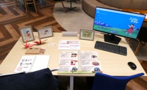 デスクにはハイジ係長の履歴書や「キットカット」のパッケージで作られた折り鶴も
