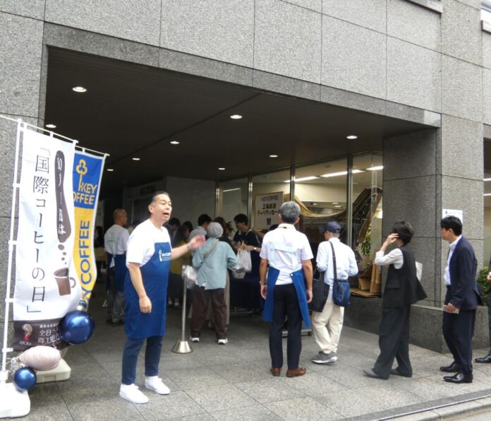 呼び込みを率先垂範する柴田裕社長（左）