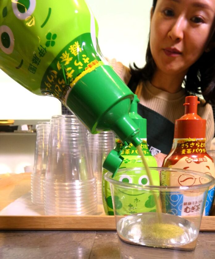 ワンプッシュで一杯分を注げる専用ノズルを独自開発