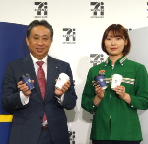 セブンカフェ新商品発表会・試飲会に臨んだ阿久津知洋社長