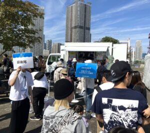 日本スナック・シリアルフーズ協会と日本乳業協会との共同ブース（キッチンカー）