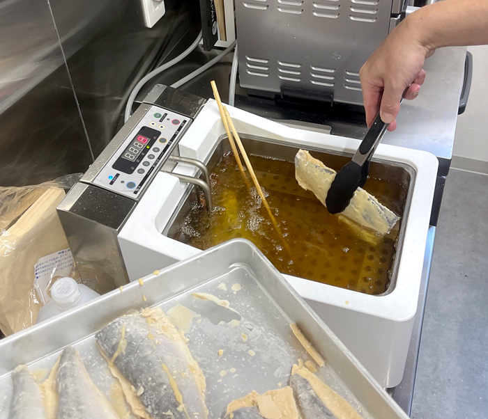 食材の水分を油槽下部にすばやく沈殿させ油の鮮度を保つ仕組みを持つフライヤー(クールフライヤー)で調理する様子