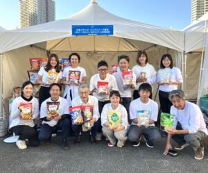 日本スナック・シリアルフーズ協会の岩片弘信専務理事（前列中央左）