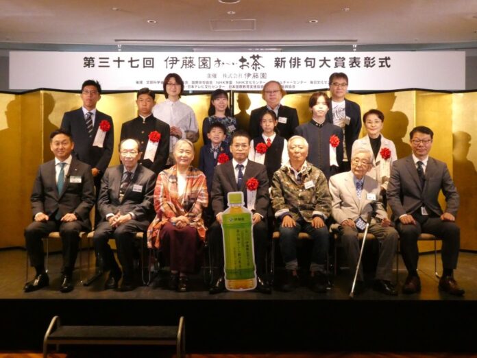 矢野啓介さん（中央）、各部門大賞作品受賞者、審査員が登壇