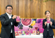 江崎グリコ 素材楽しむ「アイスの実〈アサイーミックス〉」 濃厚な味わい、アレンジ用途も提案 吉村真氏、健康事業マーケティング部の山下涼帆氏