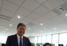 三幸製菓「つくろう、ワォ!と楽しくなる瞬間。」加速への新拠点 渋谷・新オフィス開設に期待する3つ役割 牛膓栄一社長が語る 東京・渋谷の新オフィス「Canvas(キャンバス)」で牛膓社長(左)と営業戦略部の藤井良悟部長(右)