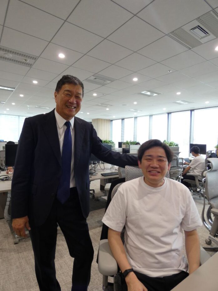 東京・渋谷の新オフィス「Canvas（キャンバス）」で牛膓社長（左）と営業戦略部の藤井良悟部長（右）