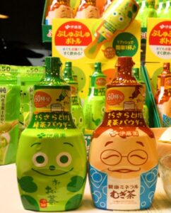 左から緑茶「ボトル入り さらさらとける お~いお茶 抹茶入り緑茶」と麦茶「同 健康ミネラル麦茶」