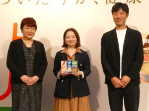左から老年学者の島影氏、ネスレ日本の都間氏、予防医学研究者の石川氏