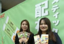 UCC、ネオ屋台村で100%コーヒー由来の「おいしい血糖値ケア」配布 対象はおにぎりや麺類など糖質を多く含む食事を好む人 左から佐川輝氏と春名萌氏