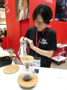 「illy」の粉をハンドドリップで抽出