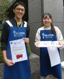 試飲活動や呼び込みする社員