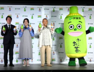 左から伊藤園「さらさらとけるシリーズ」新商品発表会で、伊藤園の鍋谷氏、野々村友紀子さん、笑福亭鶴瓶さん、伊藤園公式マスコットキャラクター「お~いお茶くん」